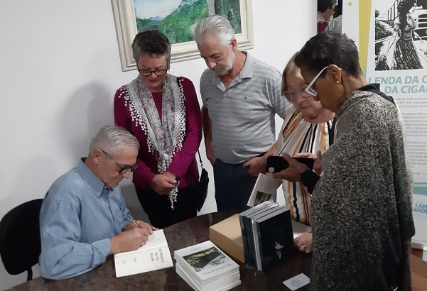 Noite De Autógrafos Celebra O Lançamento Do Livro “Memórias Do Vô Delmo”