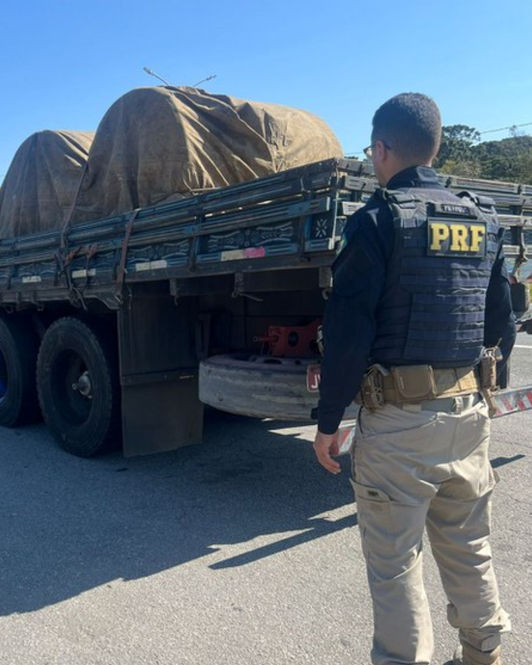 PRF intercepta caminhão em situação precária na BR-116, em Campina Grande do Sul