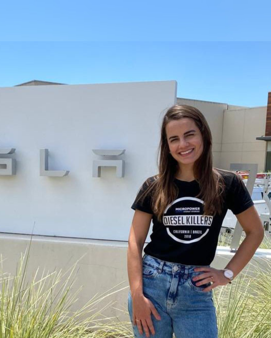 Engenheira paranaense torna-se a primeira mulher certificada pela Tesla no Brasil
