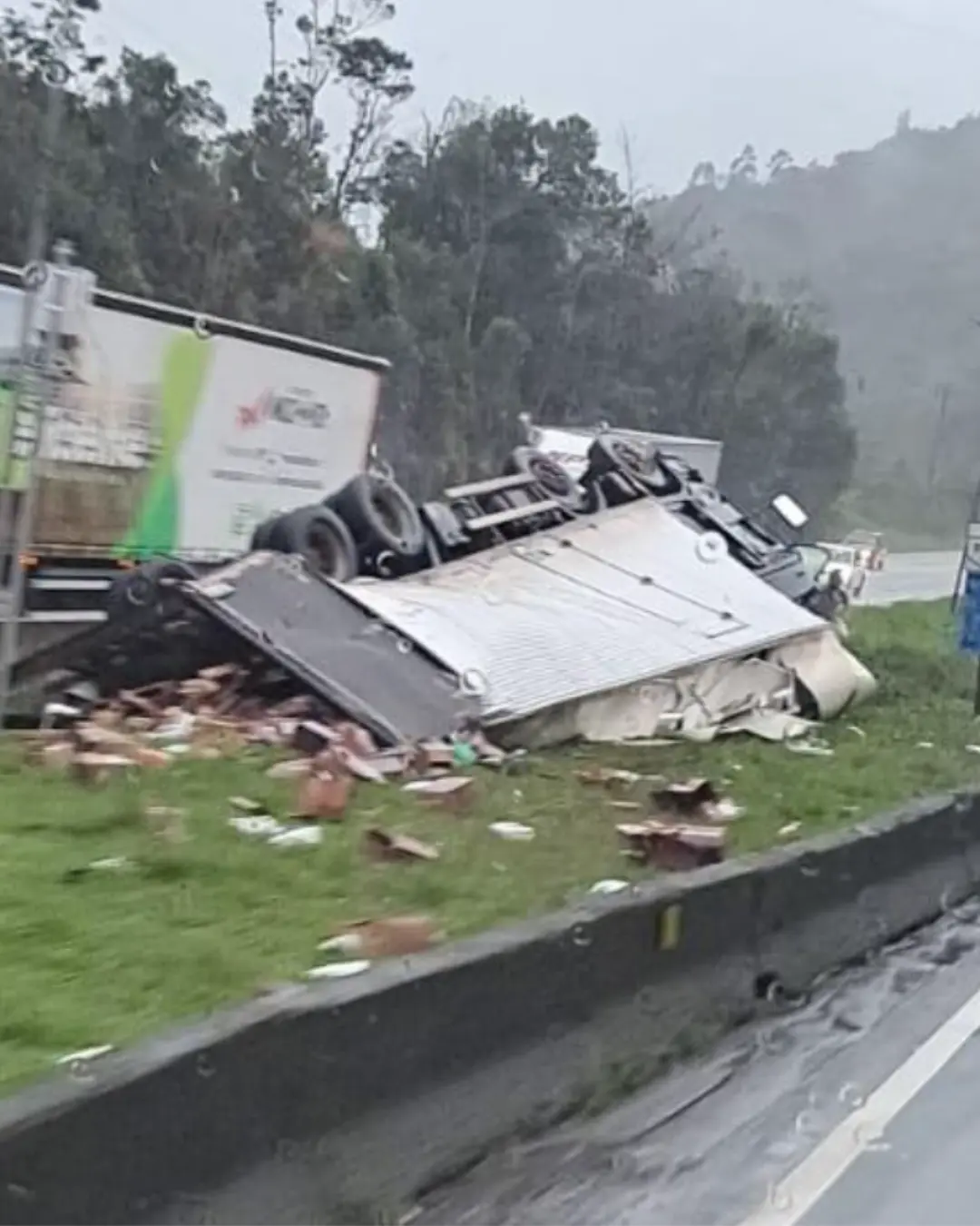 Tombamento de caminhão gera congestionamento na BR-116 em Campina Grande do Sul