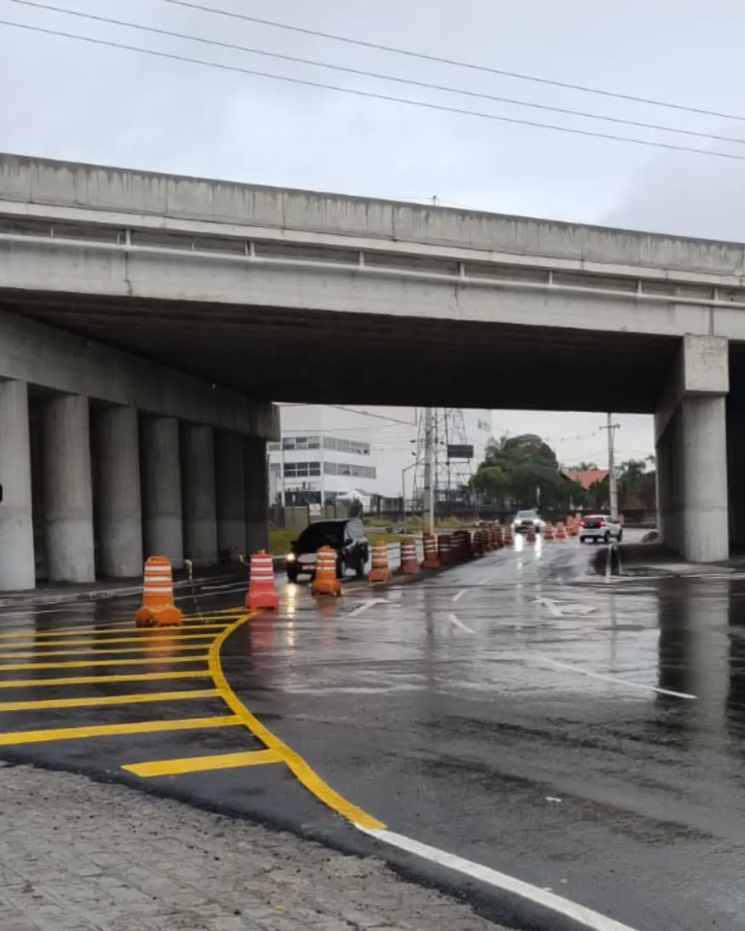 Tráfego na passagem inferior do novo viaduto de São José dos Pinhais é liberado