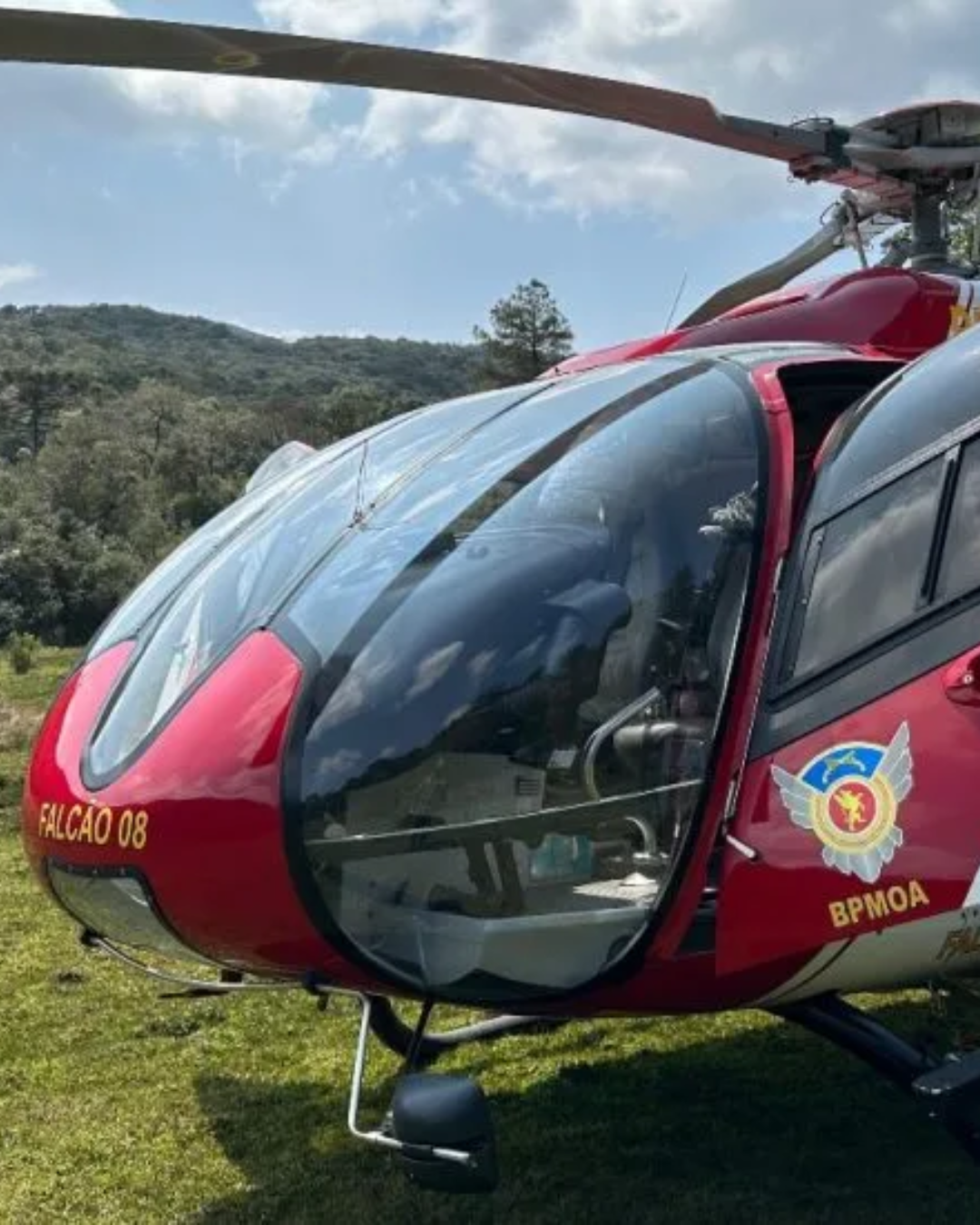 Mulher é resgatada por helicóptero após lesão em trilha no Morro Pão de Lóth, Quatro Barras