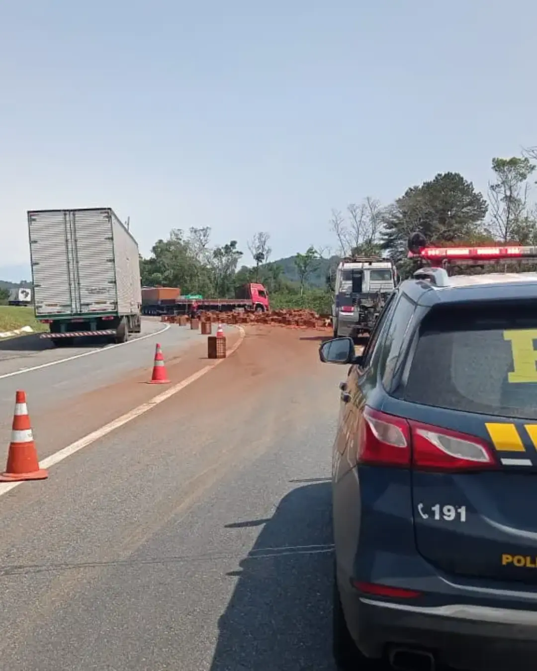 Acidente na BR-116 em Campina Grande do Sul deixa motorista ferido e rodovia bloqueada