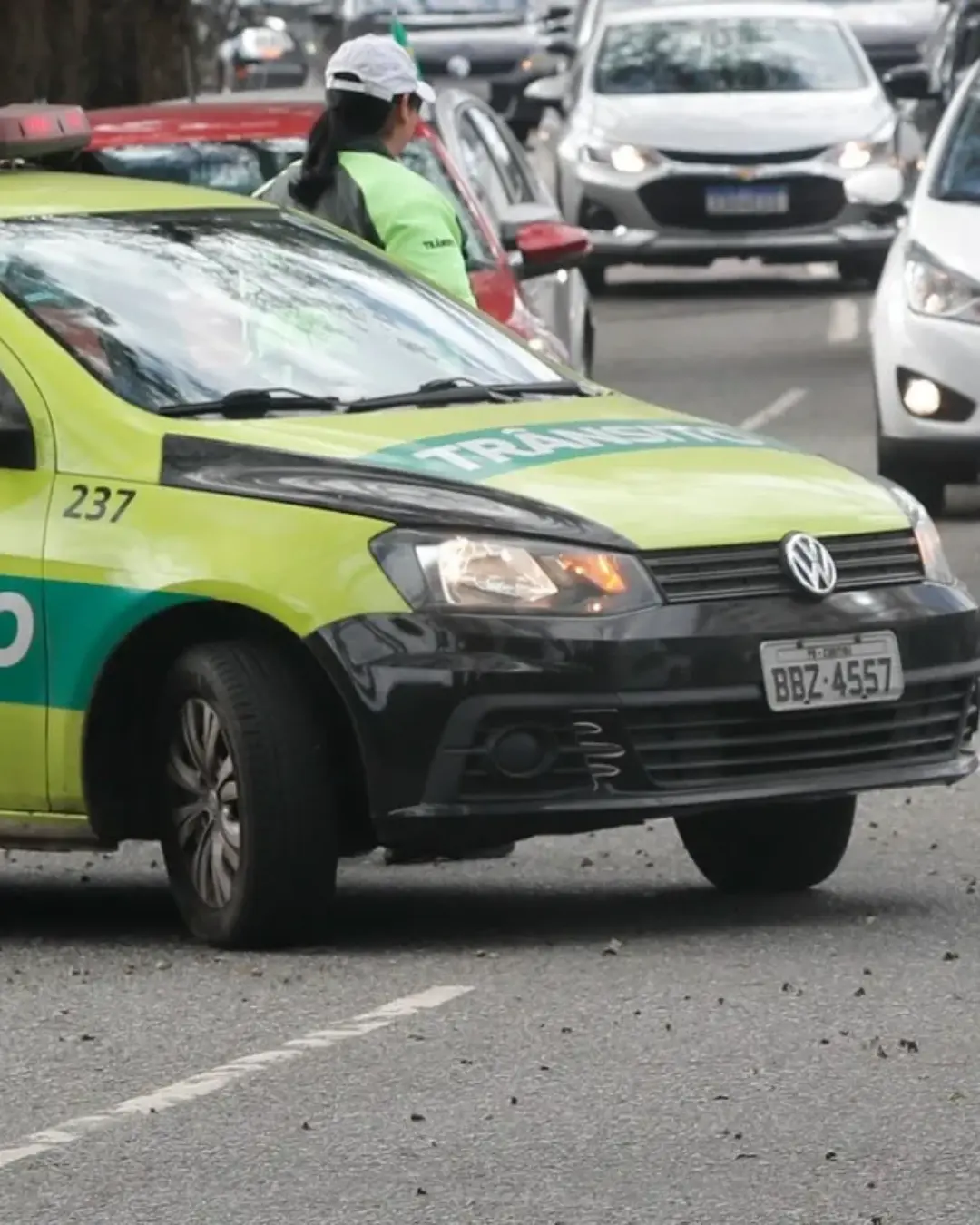 Bloqueio parcial afeta trânsito na Rua Eduardo Carlos Pereira em Curitiba até quarta-feira (2)