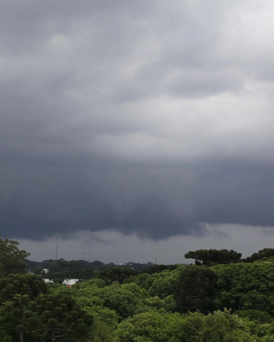 Curitiba enfrenta alerta de temporal enquanto frente fria avança pelo Paraná