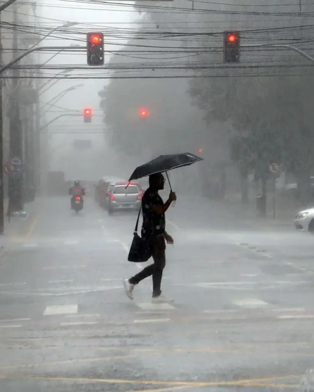 Paraná enfrenta alerta de chuvas intensas nesta sexta-feira, mas condição deve melhorar em breve