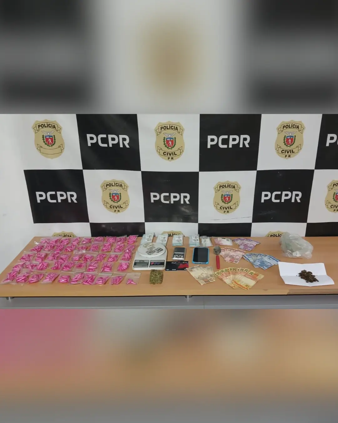 PCPR e PMPR interceptam motocicleta e prendem dois homens por tráfico de drogas em Piraquara