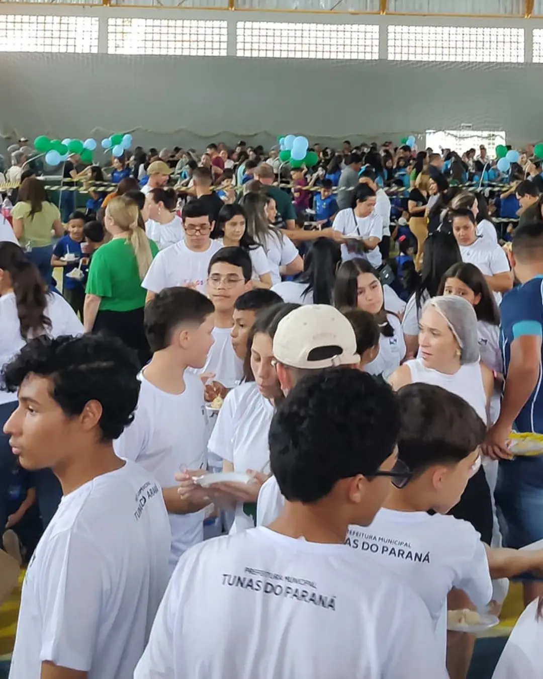 Aniversário de Tunas do Paraná é comemorado com cerimônia e corte de bolo gigante