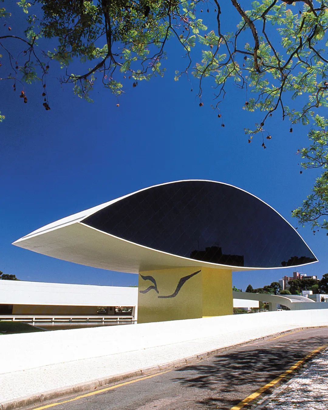 Museu Oscar Niemeyer celebra 22 anos com entrada gratuita e exposições inéditas