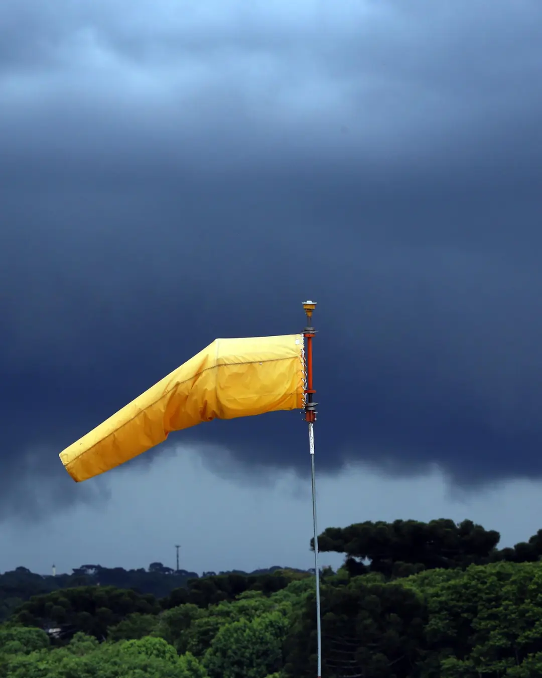 Paraná enfrenta risco de temporal e ventos de até 90 km/h com chegada de frente fria