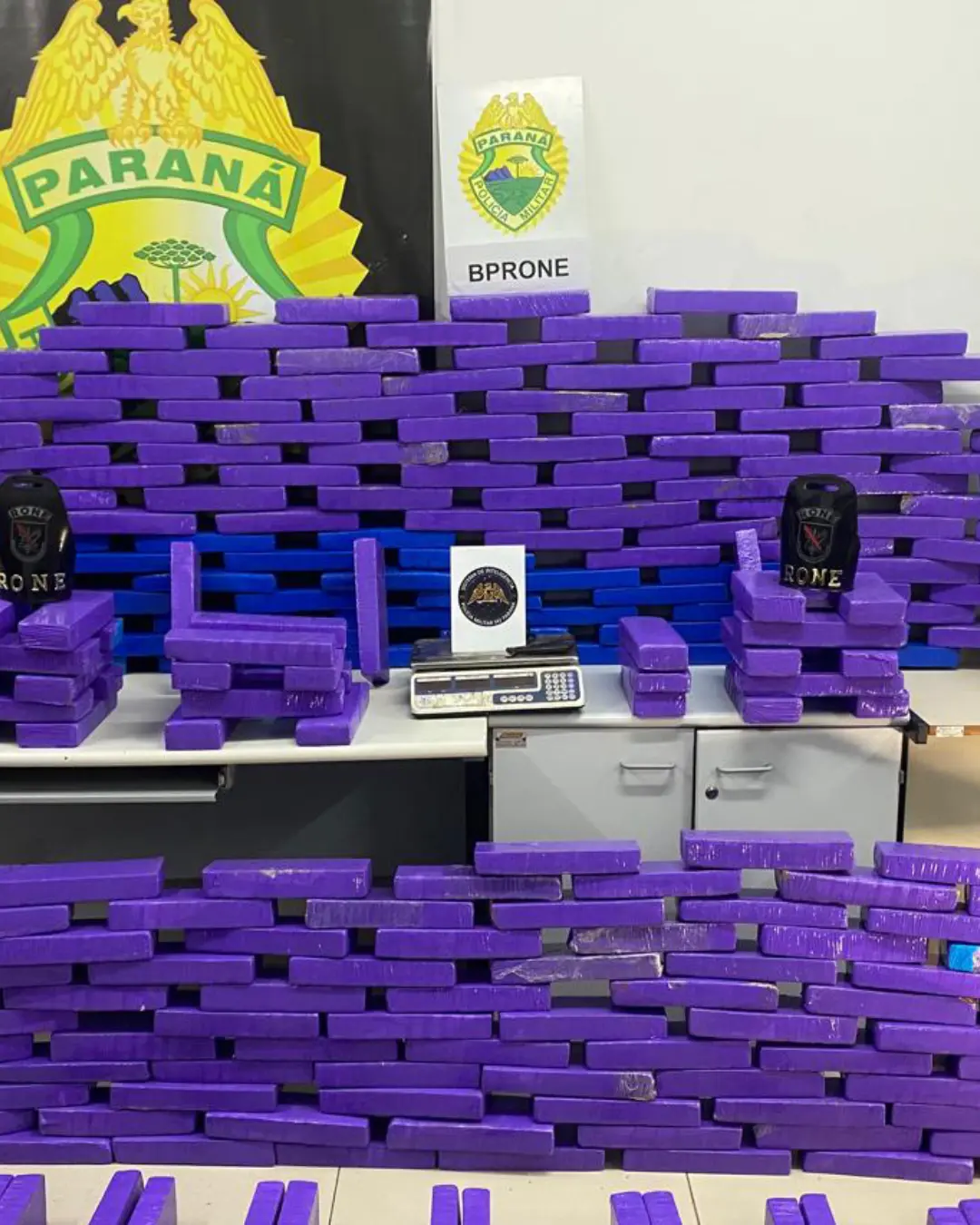 Polícia Militar apreende 305 quilos de maconha escondidos em estofaria no Sítio Cercado