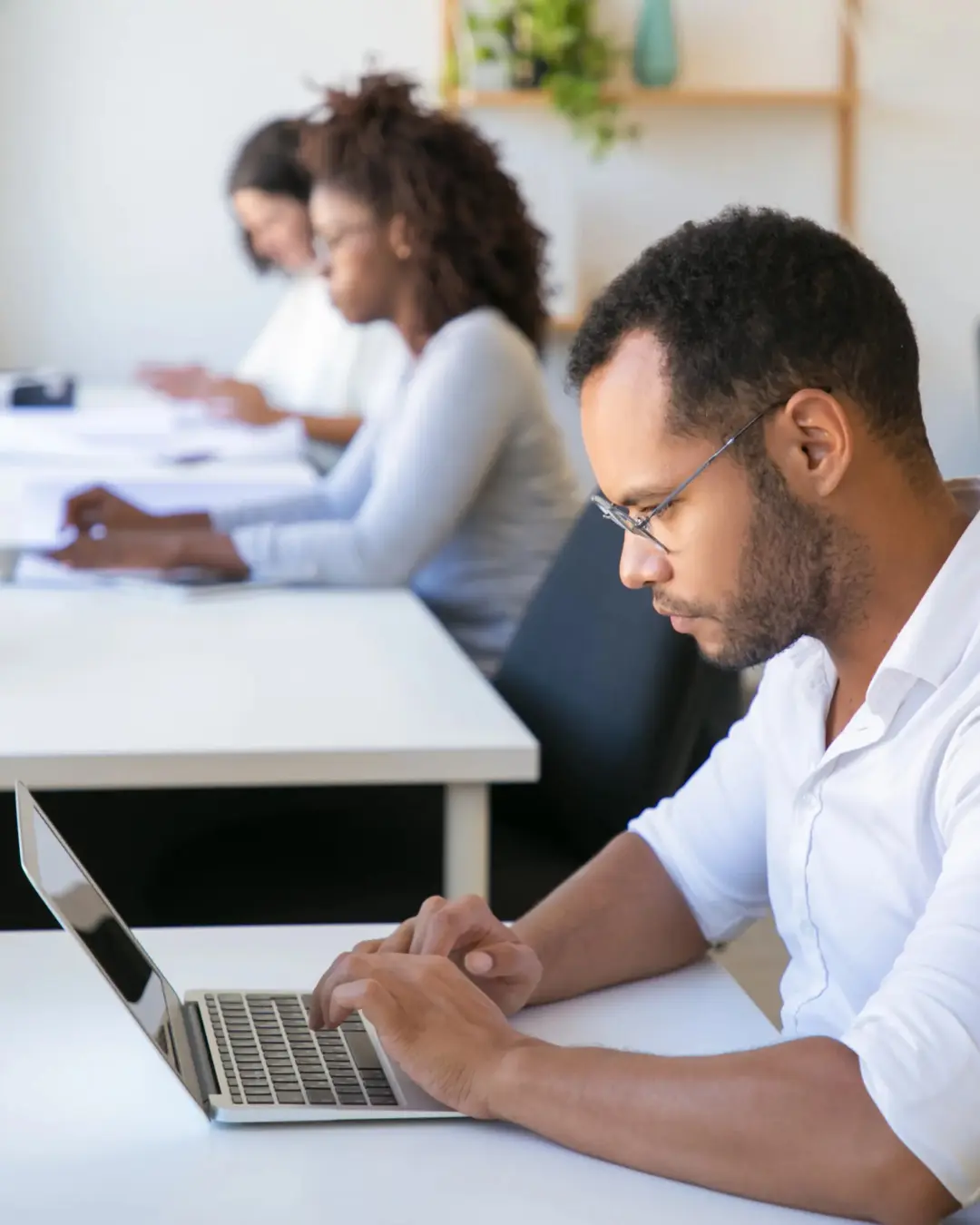 Cursos para 2025: tecnologia e saúde lideram opções para melhores salários no futuro