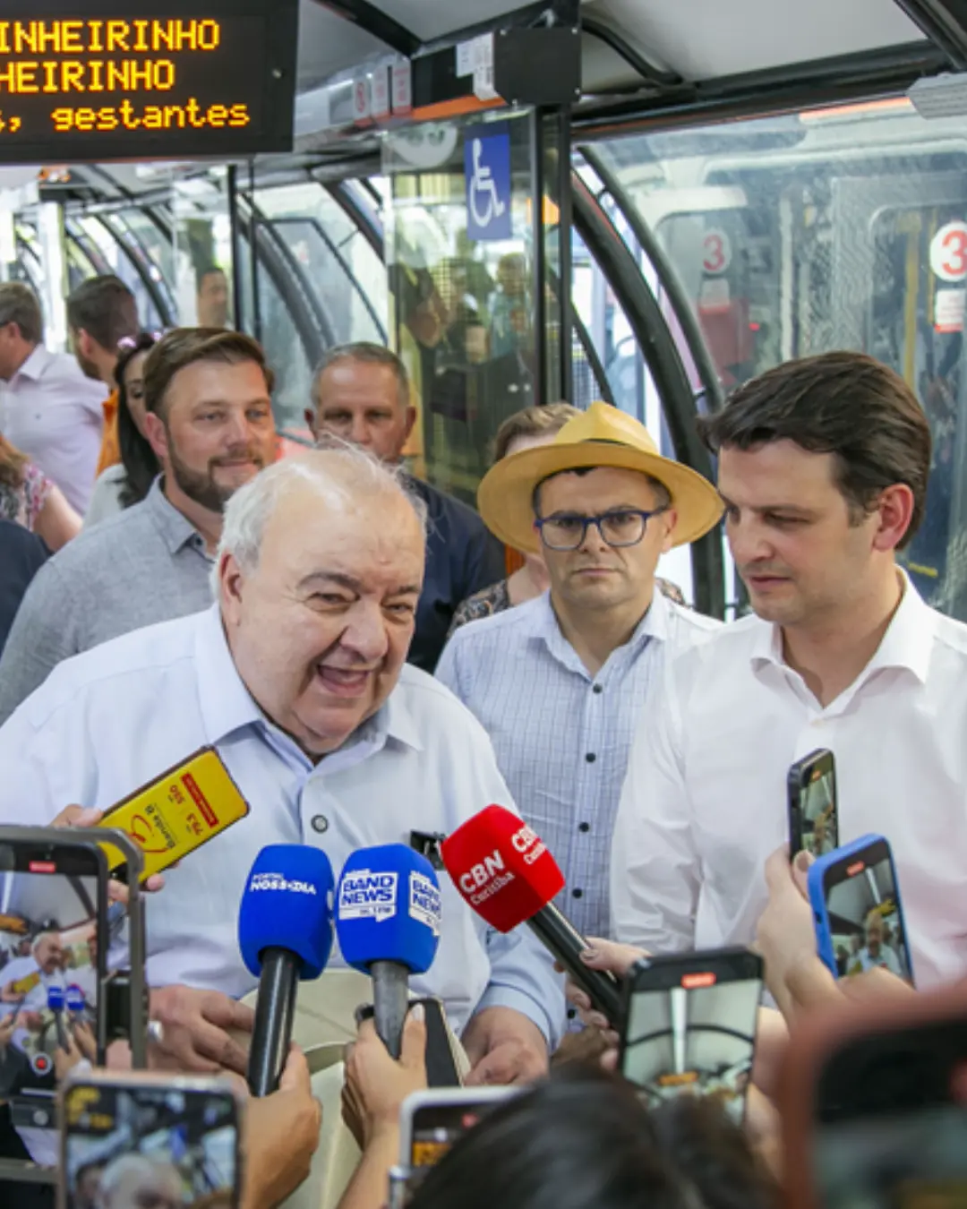 Greca entrega duas estações-tubo na Linha Verde e anuncia novas linhas de ônibus