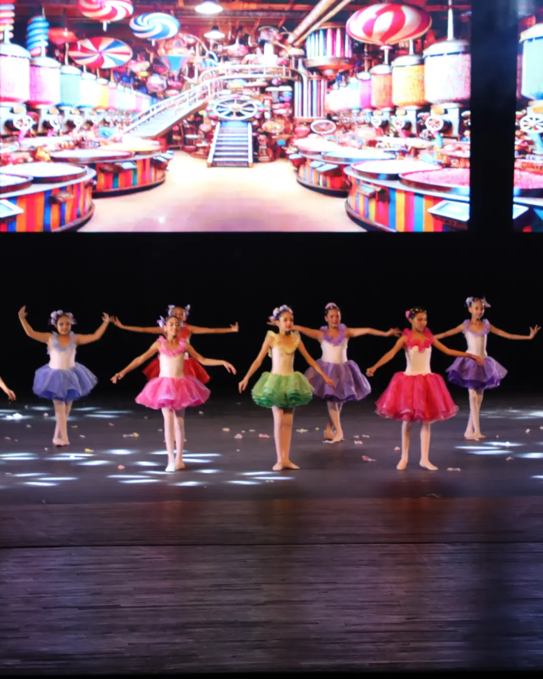 Projeto de Ballet da Escola de Pinhais emociona com o espetáculo 'Fábrica de Doces' no Teatro Guaíra