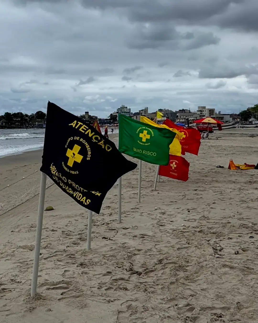 Cuidados essenciais garantem segurança no banho de mar durante o verão no Paraná