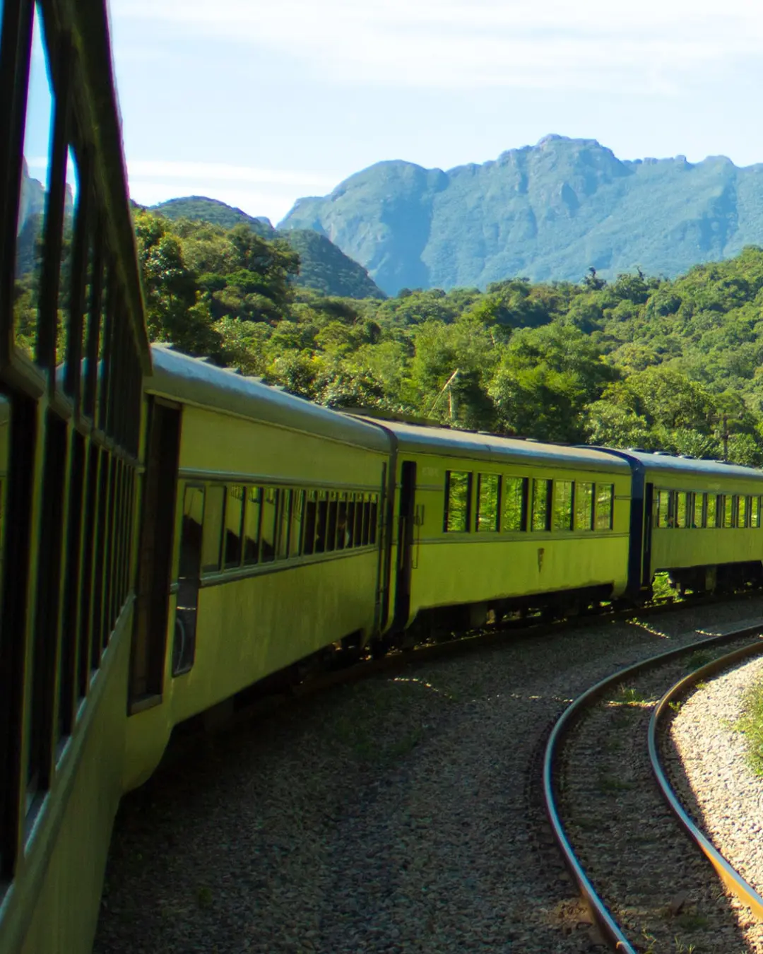 Passeio de trem entre Curitiba e Morretes está entre os melhores do mundo, segundo editora britânica