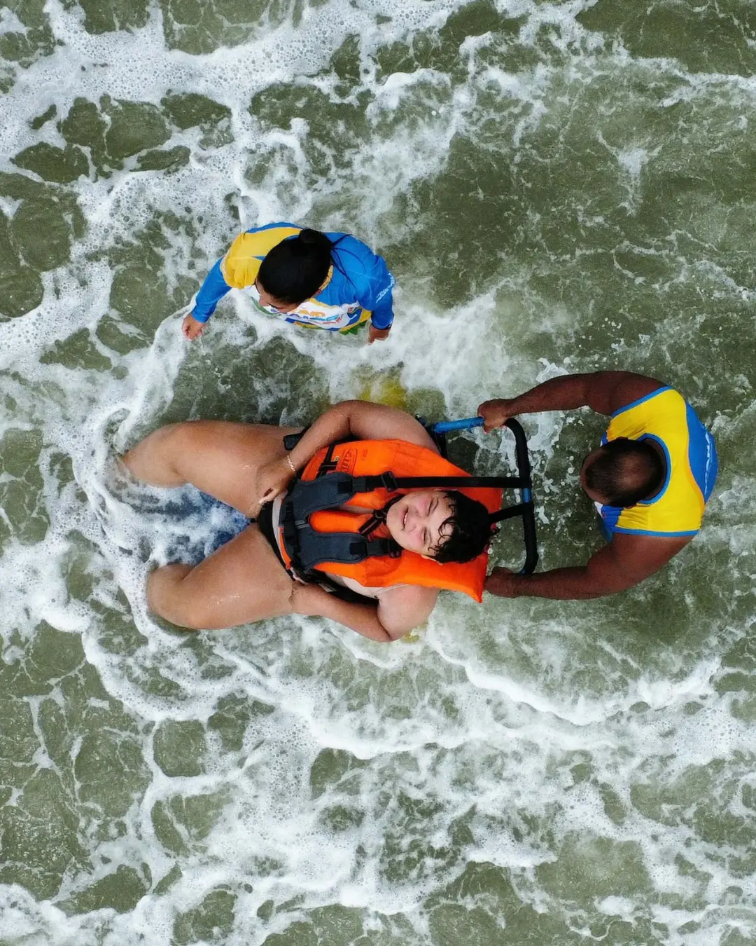 Programa Praia Acessível ultrapassa recorde de atendimentos no Litoral do Paraná na temporada 2024/2025