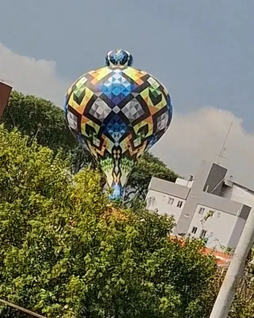 Casal é preso ao tentar resgatar balão de 15 metros caído no Jardim Botânico, em Curitiba