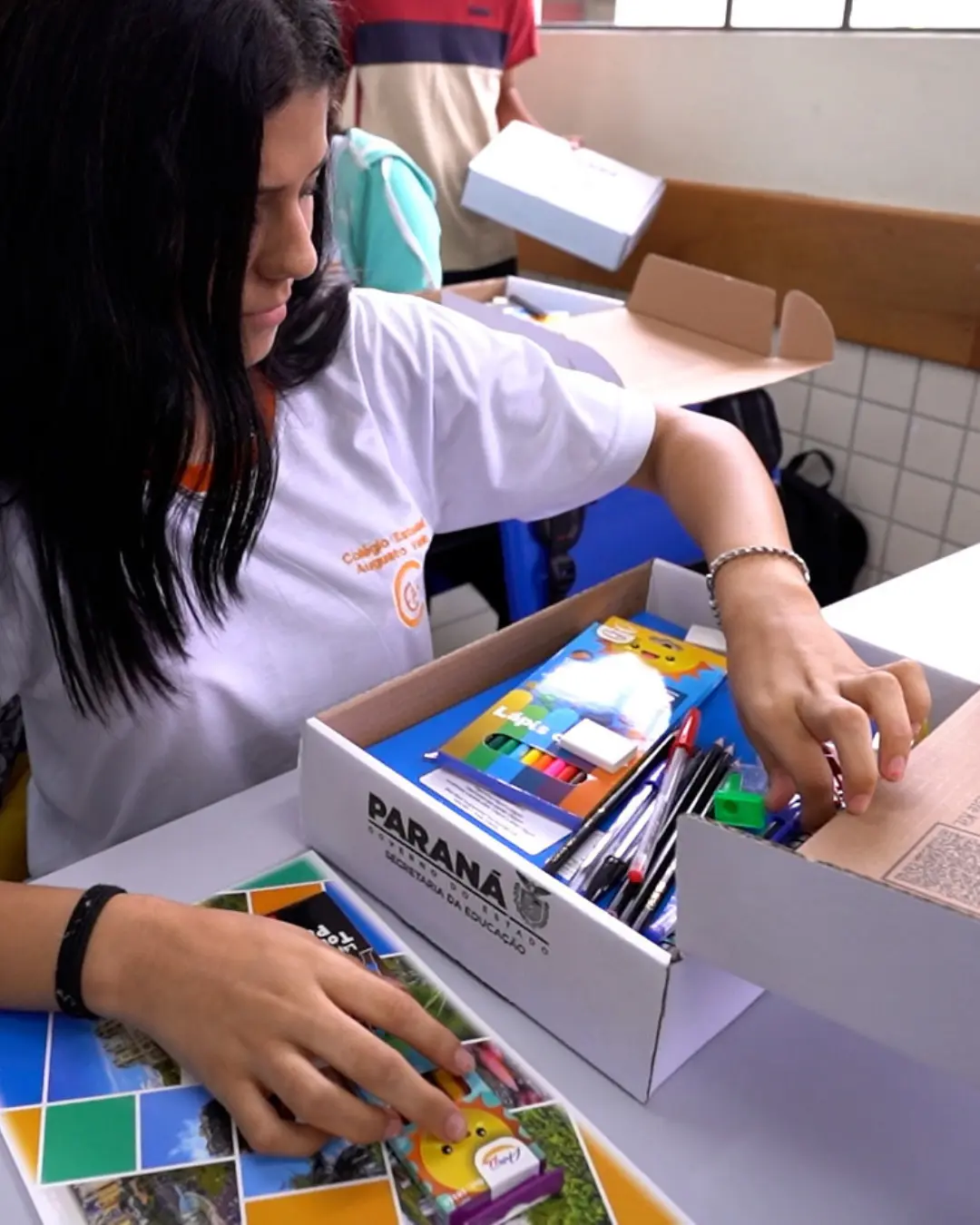 Distribuição de kits escolares pelo Paraná beneficia mais de 910 mil alunos e gera economia às famílias