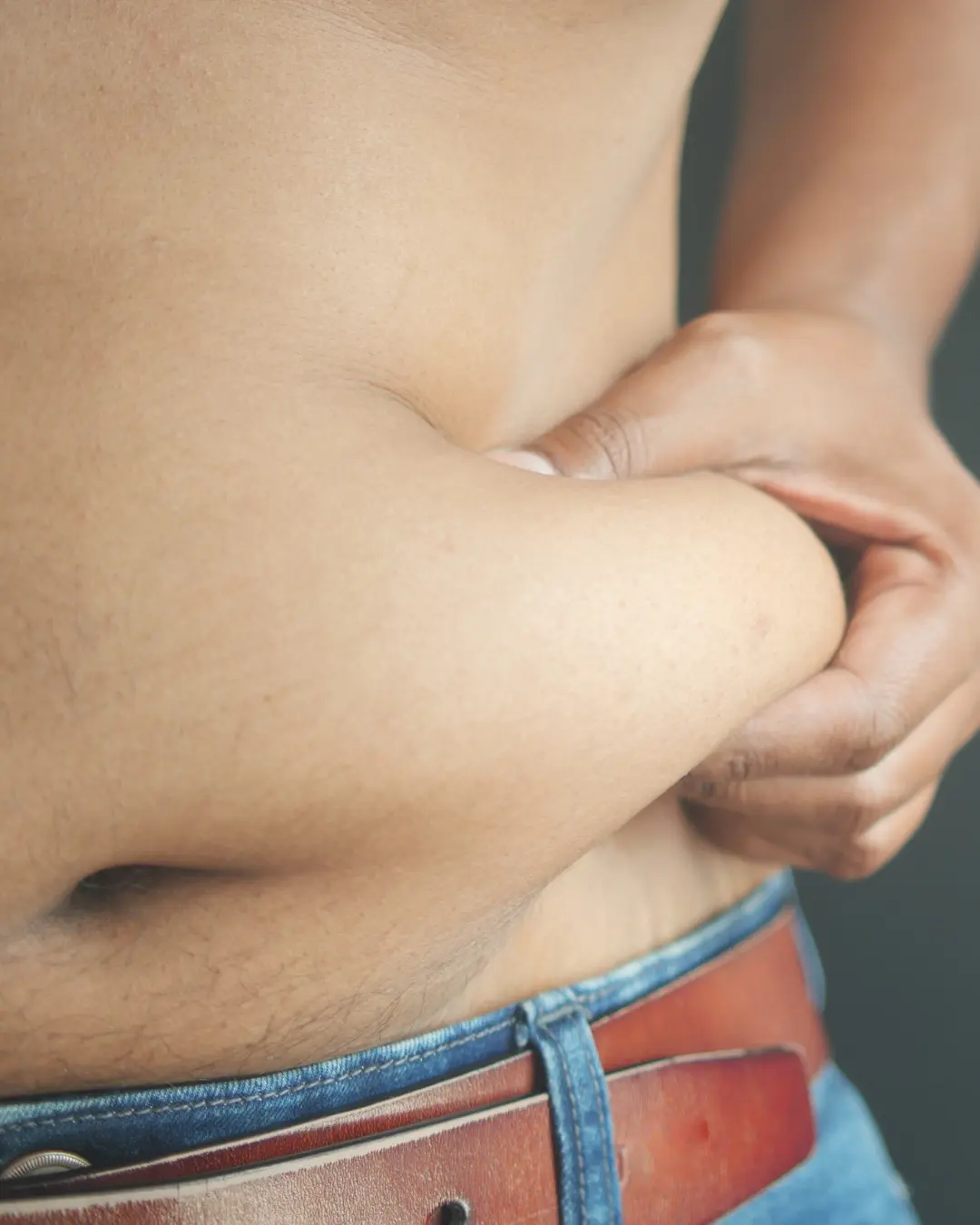 Entenda por que abdominais não eliminam gordura e o que fazer