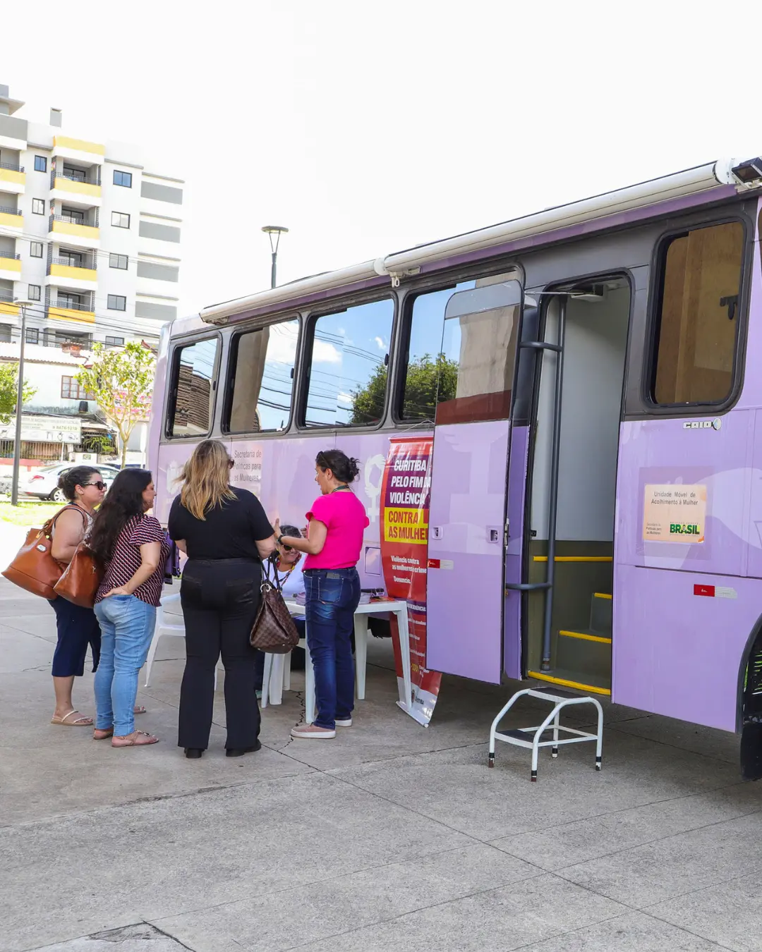 Ônibus Lilás inicia atendimentos itinerantes para fortalecer proteção às mulheres no Paraná