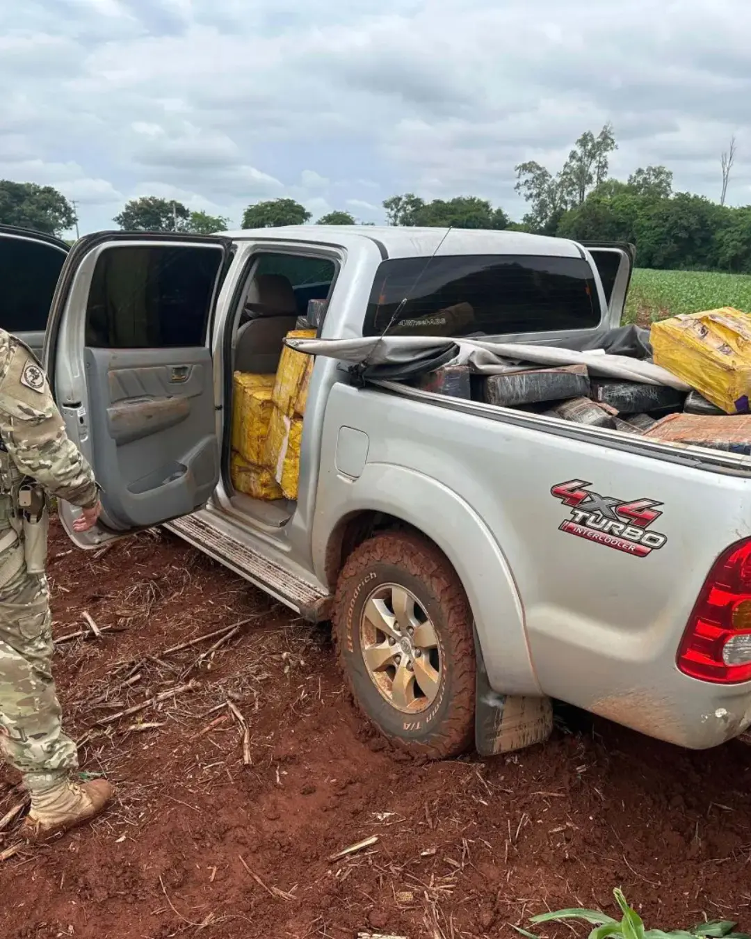 PRF apreende caminhonete com 1,2 tonelada de maconha abandonada em lavoura no oeste do Paraná