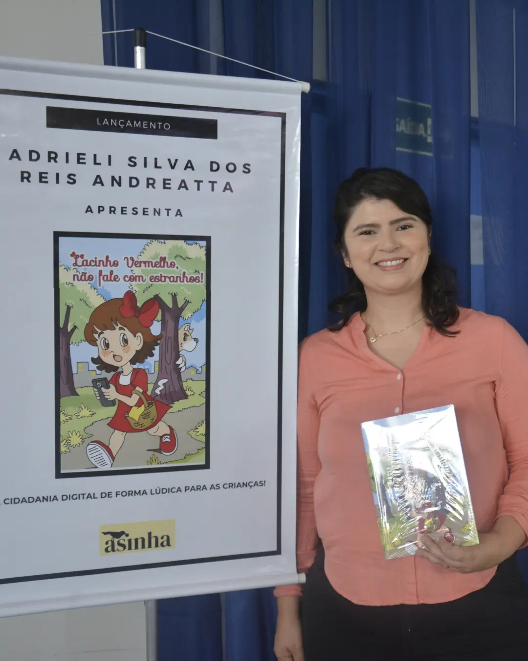 Professora de Campina Grande do Sul é destaque em reportagem de TV ao conquistar prêmio educacional em parceria com o Reino Unido