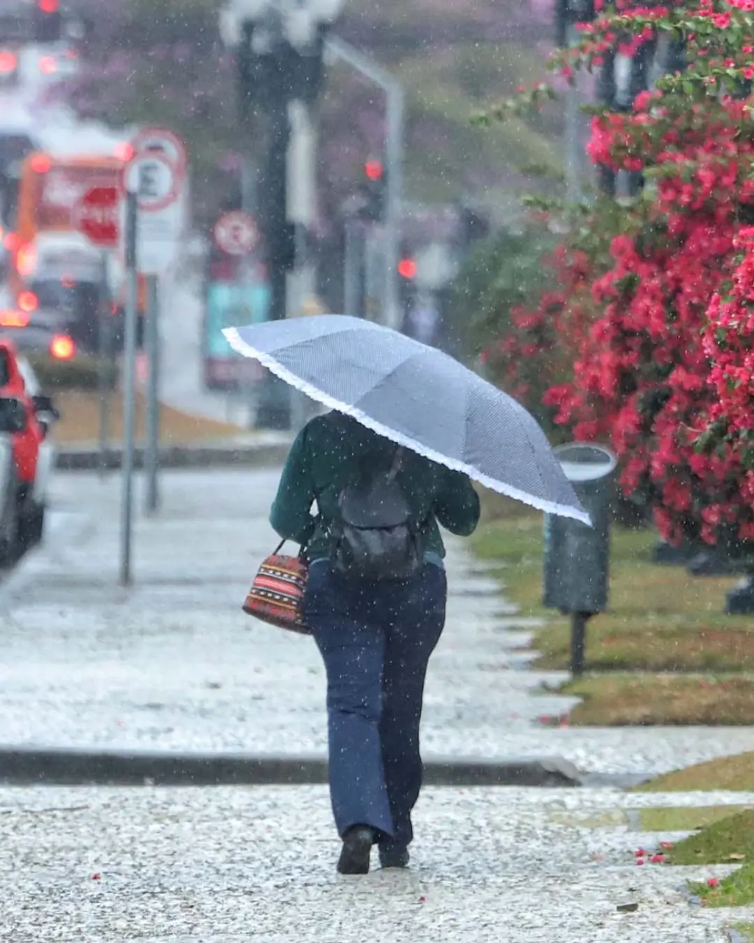 Curitiba e outras cidades do Paraná enfrentam alerta amarelo para chuvas intensas e ventos fortes