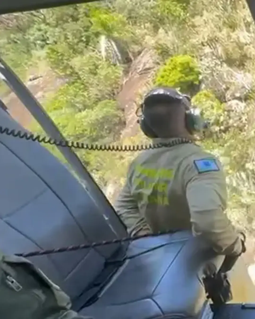 Helicóptero realiza resgate de mulher com fratura no pé no Morro do Canal