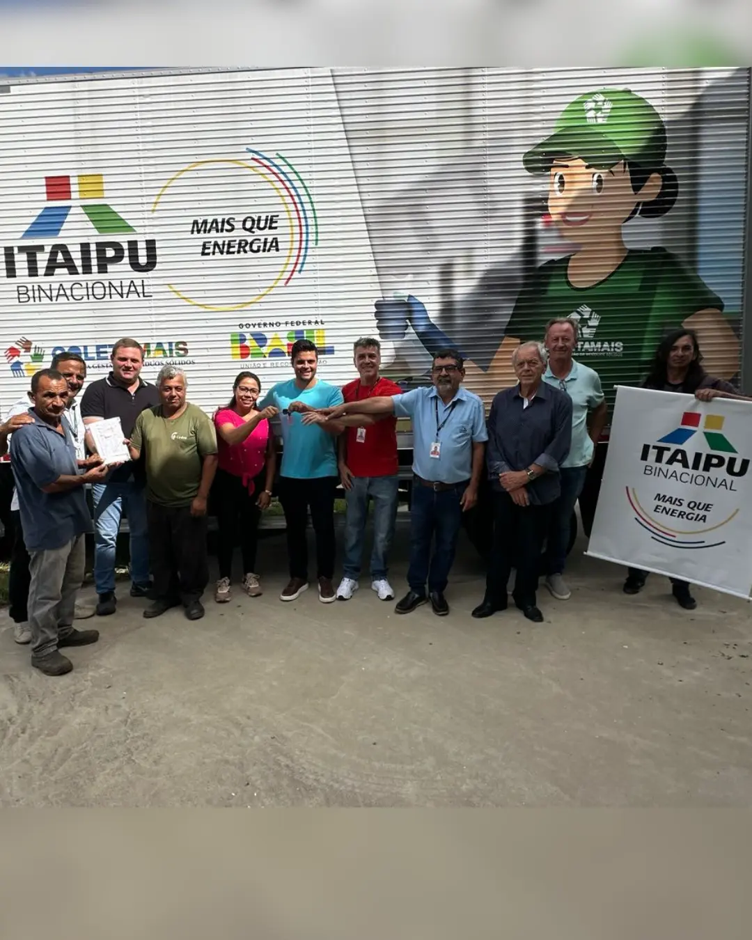 Itaipu entrega caminhão e equipamentos que fortalecem a reciclagem em Mandirituba