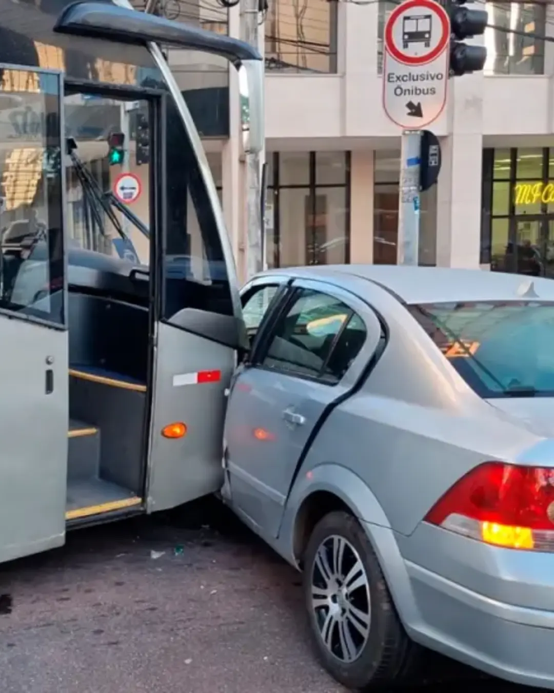 Motorista fica ferido após colisão entre carro e ônibus ligeirinho no bairro Cabral, em Curitiba