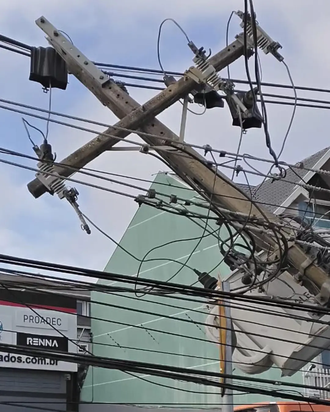 Colisões com postes causam R$ 4,8 milhões de prejuízo e falta de luz no Paraná no 1º trimestre