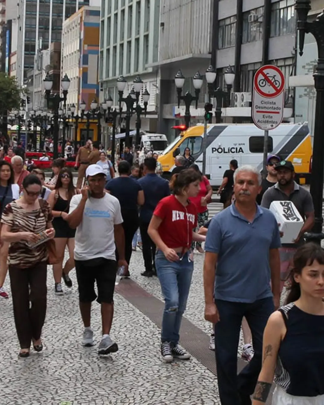 Feriado de Tiradentes altera horários do comércio e serviços em Curitiba