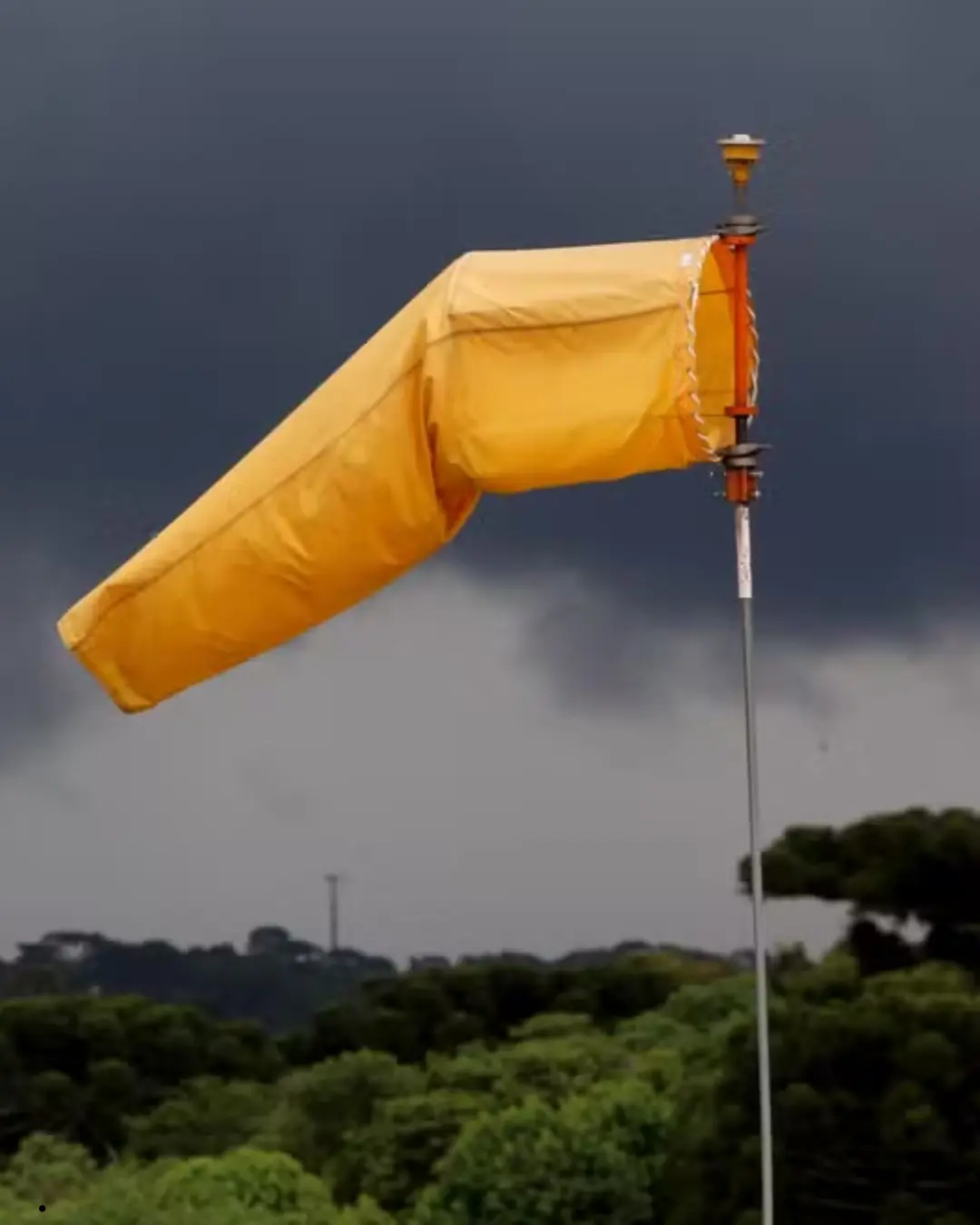 Sete municípios do Paraná estão em alerta para chuvas fortes e ventos de até 100 km/h, diz Inmet