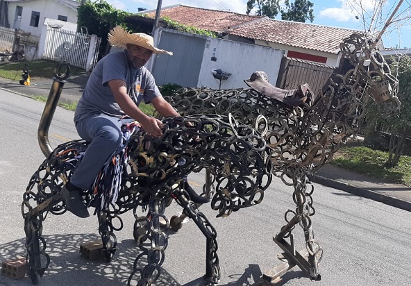 Nas Mãos De João, Até Ferro Vira Violão: Ele Vai Levar Arte Em Exposição Para Alunos De Campina Nas Mãos De João, Até Ferro Vira Violão: Ele Vai Levar Arte Em Exposição Para Alunos De Campina