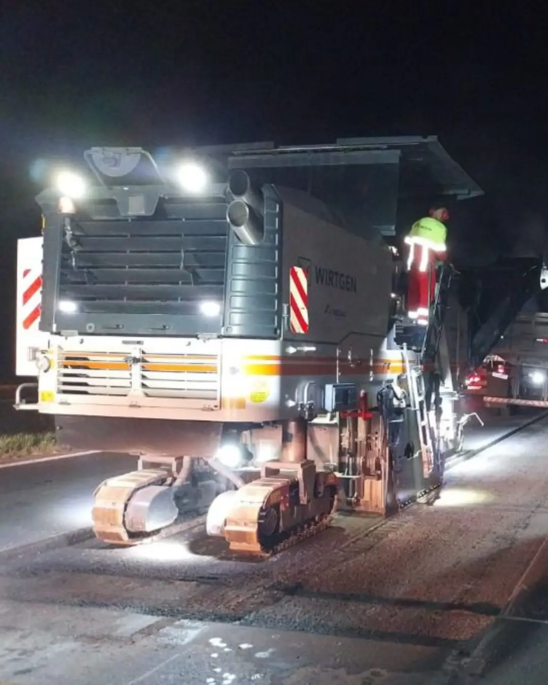 Arteris realiza obras noturnas de pavimentação na marginal da BR-116, em Registro/SP