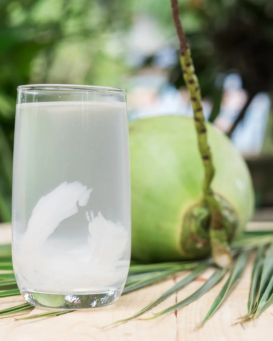 Benefícios da água de coco: hidratação, saúde óssea e prevenção de pedras nos rins