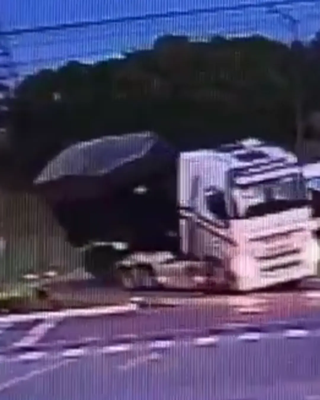 Caminhão tomba em rotatória de Quatro Barras e câmera de posto flagra o acidente