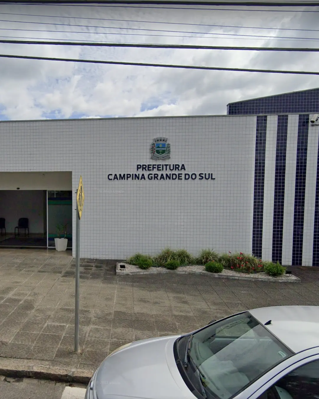 Campina Grande do Sul abre concurso com 10 vagas para secretário escolar e salário de R$ 2 mil