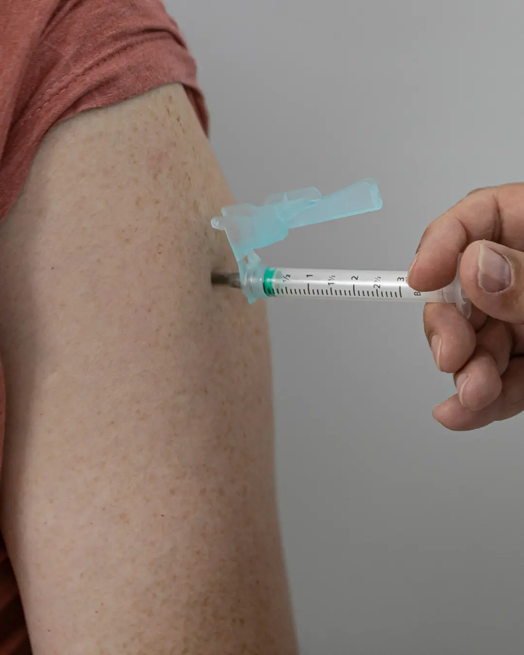 Ceasa Curitiba realiza vacinação gratuita e testes rápidos de HIV nesta quarta-feira (14)