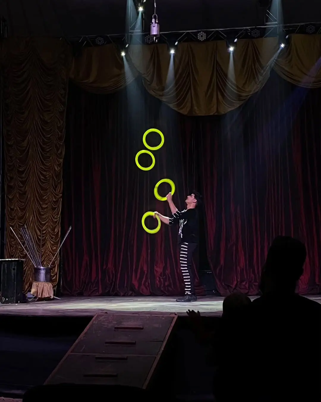 Circo Fantasy estreia nesta sexta em Quatro Barras com personagens, dinossauros e o eletrizante globo da morte