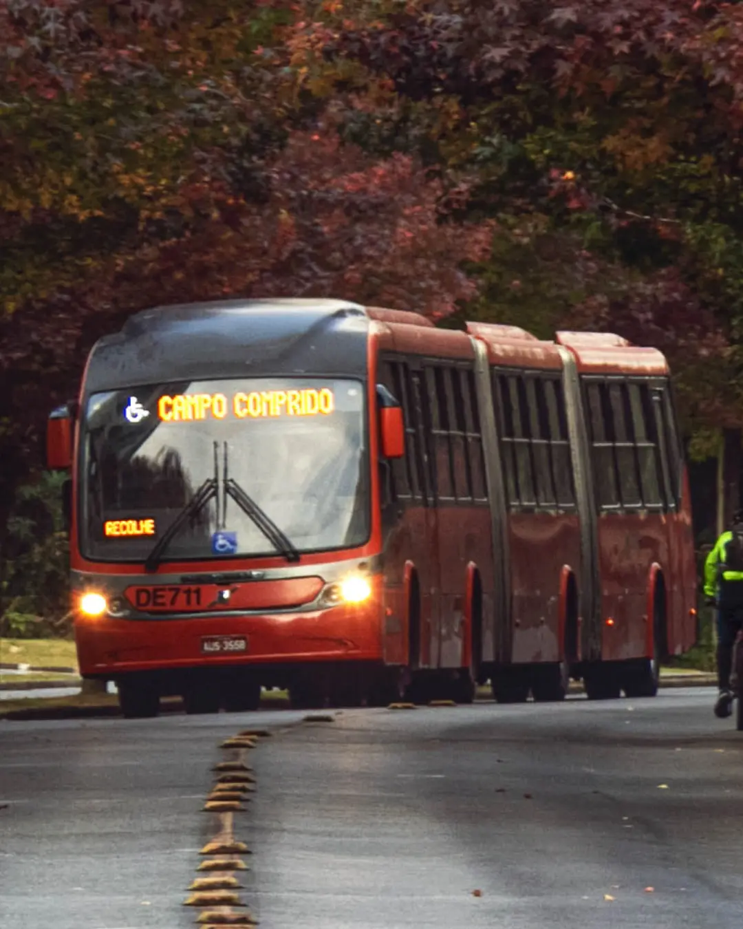 Curitiba aprova multa equivalente a 100 tarifas para prática de rabeira em ônibus