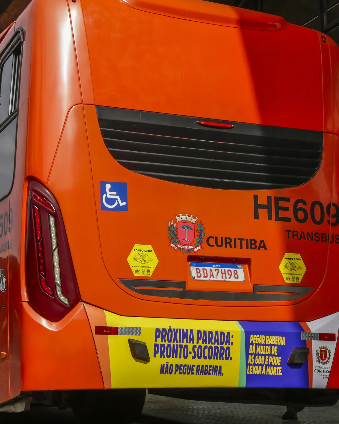 Curitiba sanciona lei com multa de R$ 600 para ciclistas que pegarem rabeira em ônibus