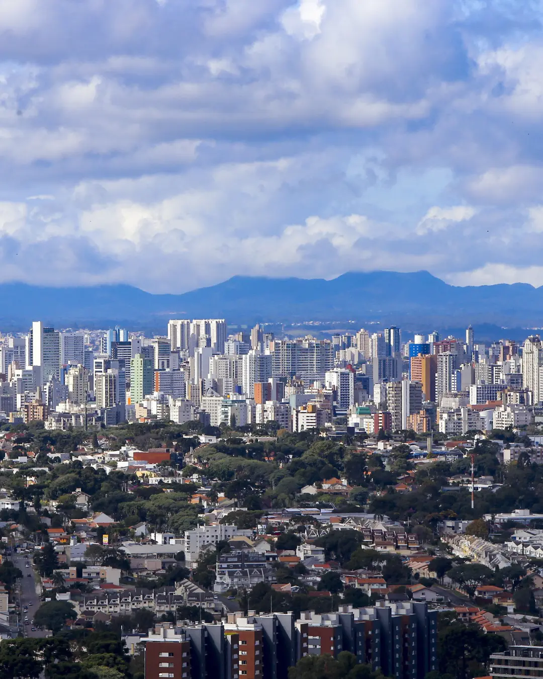 Curitiba terá semana de clima estável e temperaturas amenas; litoral pode ter chuvas isoladas