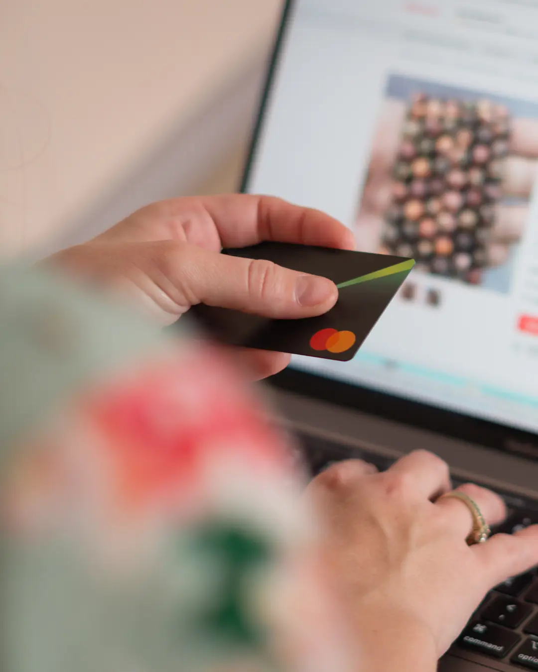 Golpistas aproveitam o Dia das Mães para aplicar fraudes com brindes falsos e pedidos online; saiba como se proteger