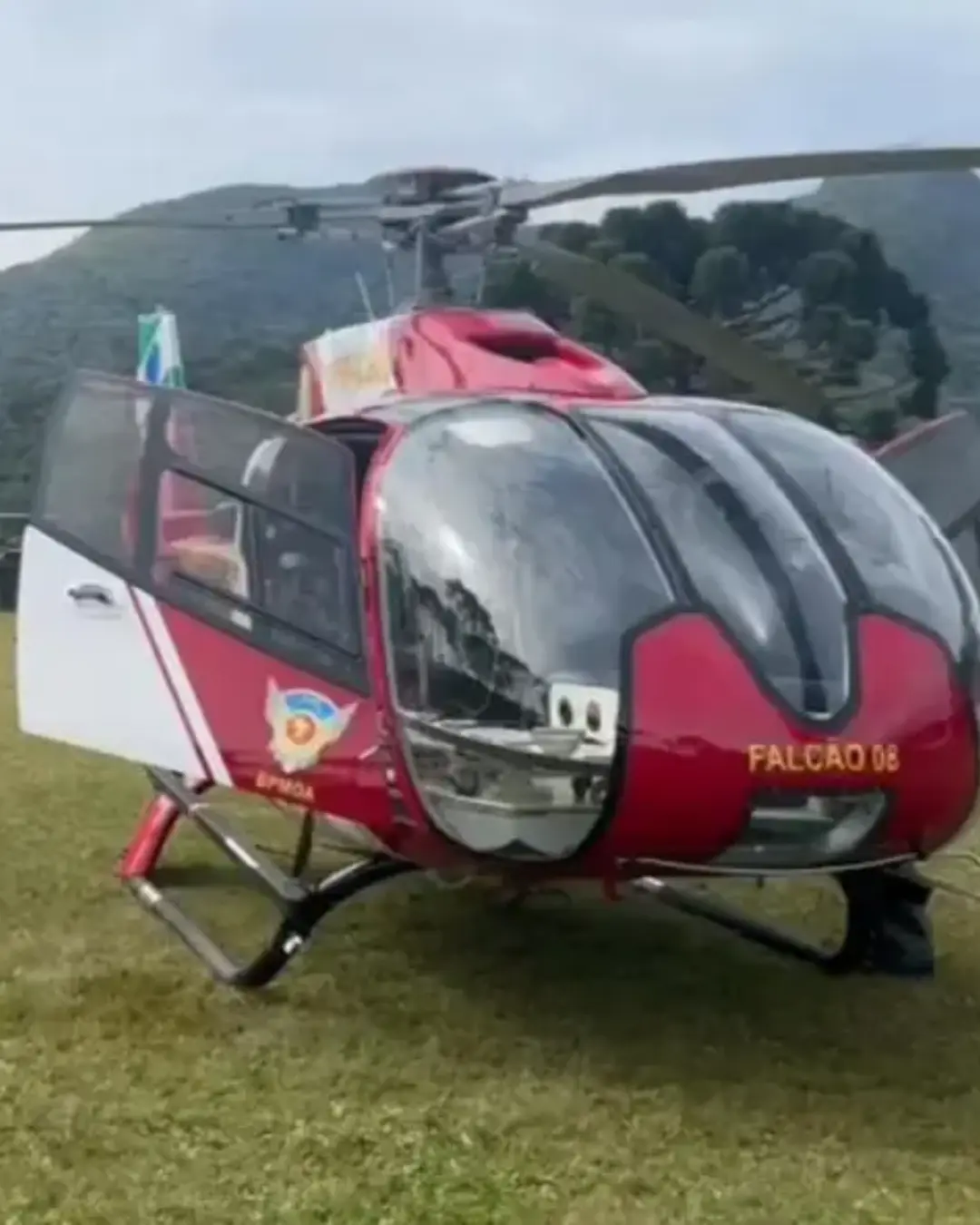 Helicóptero resgata mulher com fratura após queda em trilha no Morro do Canal, Piraquara