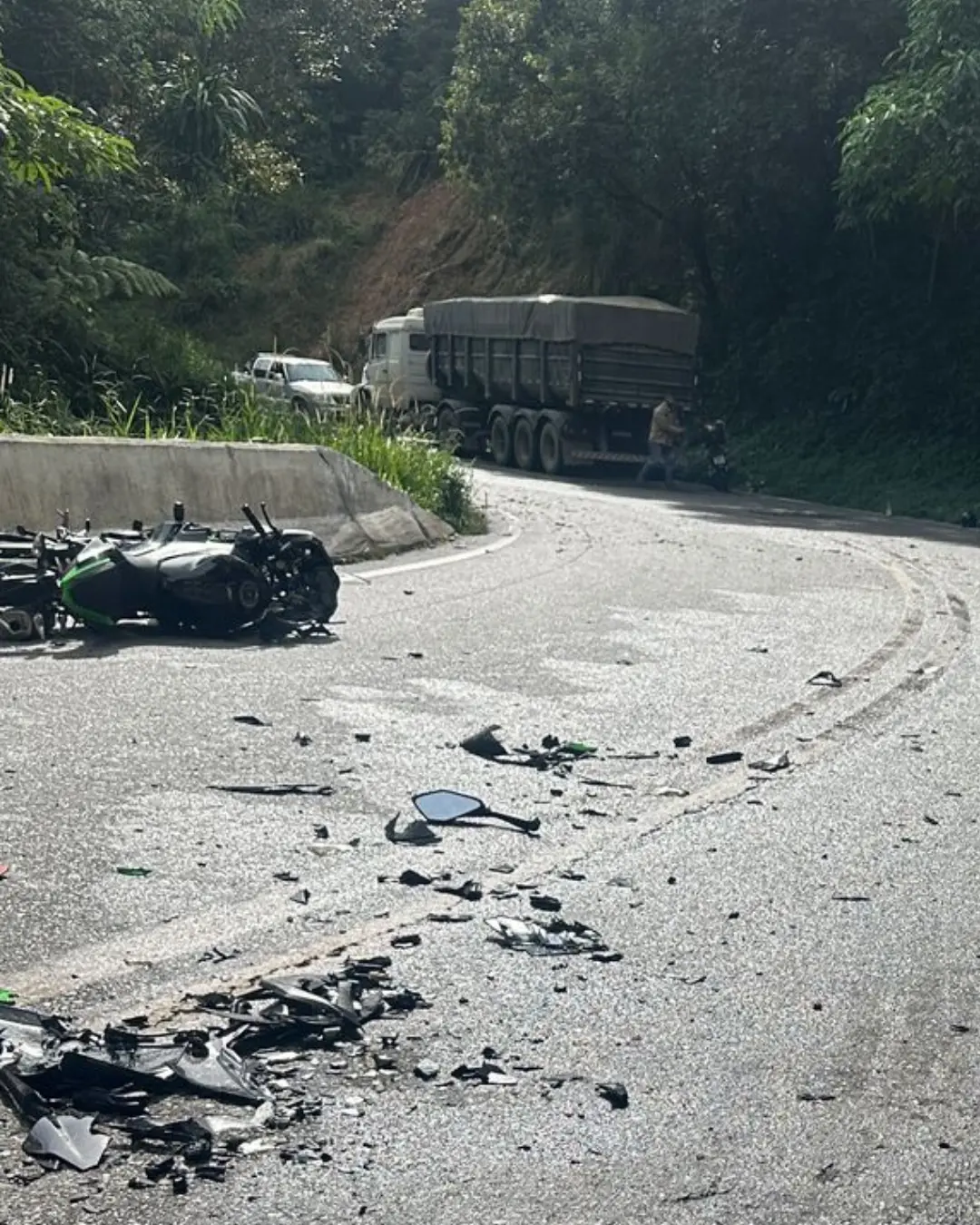 Motociclista de 29 anos morre em colisão com caminhão na BR-476 em Tunas do Paraná