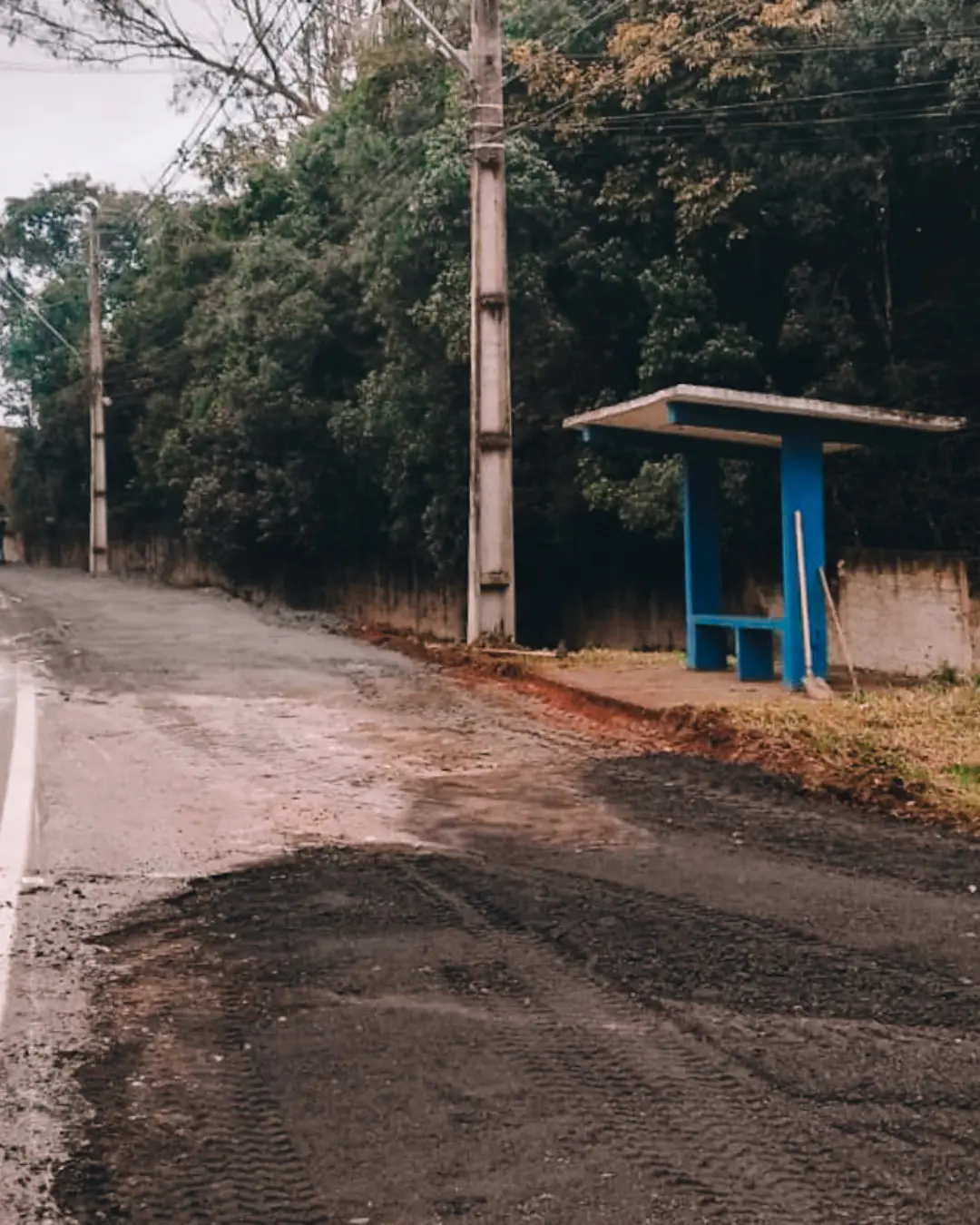 Obras de recuo em parada de ônibus facilita embarque e desembarque na Rodovia do Caqui