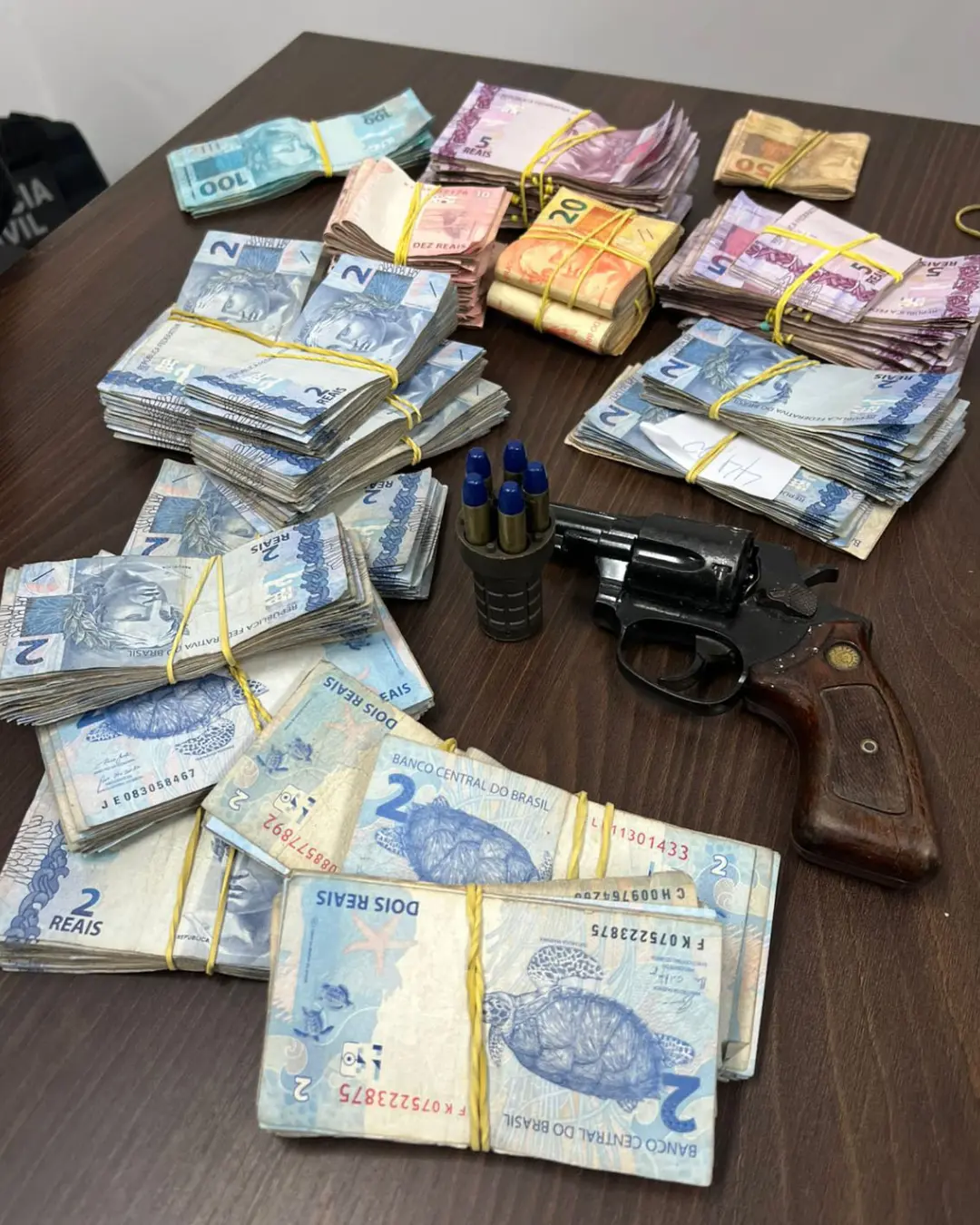 Operação em São José dos Pinhais prende 17 suspeitos e apreende drogas e armas