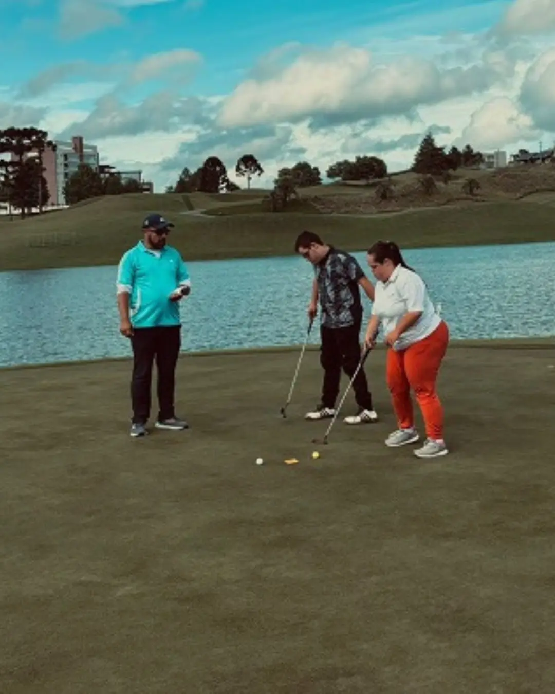 Projeto de golfe voltado à inclusão atende crianças e adolescentes neurodivergentes em Quatro Barras e Curitiba